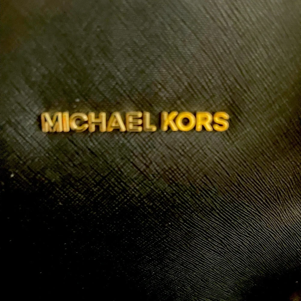 Michael Kors large black bag. Excellent condition no tears or marks on it - Picture 5 of 12